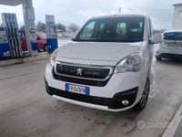 Usata Peugeot Partner Tepee Outdoor 100 CV (73 kW) 2018 Bianco Monovolume