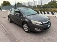 Usata Opel Astra Cosmo 110 CV (80 kW) 2010 Nero Berlina