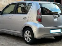 Usata Daihatsu Sirion 69 CV (50 kW) 2011 Argento Utilitaria