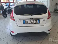 Usata Ford Fiesta 82 CV (60 kW) 2009 Bianco Utilitaria