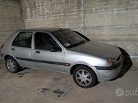 Usata Ford Fiesta 75 CV (55 kW) 2000 Grigio Utilitaria