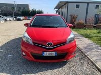 Usata Toyota Yaris Lounge 69 CV (50 kW) 2014 Rosso Utilitaria