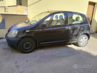 Usata Toyota Yaris 68 CV (50 kW) 2001 Nero Berlina