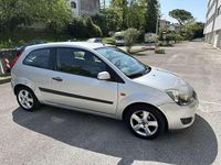 Usata Ford Fiesta Ghia 68 CV (50 kW) 2007 Grigio Utilitaria