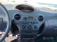Usata Toyota Yaris 75 CV (55 kW) 2002 Grigio Utilitaria