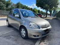Usata Toyota Yaris 65 CV (47 kW) 2004 Argento Utilitaria