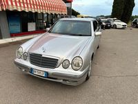 Usata Mercedes E220 Classic 143 CV (105 kW) 2001 Argento Berlina