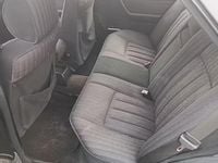 Usata Mercedes E200 122 CV (89 kW) 1990 Nero Berlina