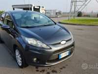 Usata Ford Fiesta 96 CV (70 kW) 2010 Grigio Utilitaria