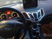 Usata Ford Fiesta 97 CV (71 kW) 2009 Bianco Utilitaria