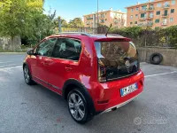 Begagnad VW up! 75 HK (55 kW) 2017 Röd Halvkombi