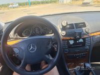 Usata Mercedes E220 150 CV (110 kW) 2004 Grigio Berlina