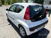 Usata Peugeot 107 68 CV (50 kW) 2013 Bianco Utilitaria