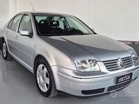 Usado VW Bora Highline 105 CV (77 kW) 2000 Gris Berlina