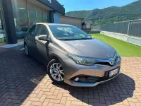 Usata Toyota Auris Hybrid Active 99 CV (72 kW) 2016 Grigio Berlina