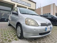 Usata Toyota Yaris Sol 68 CV (50 kW) 2001 Argento Berlina