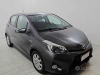 Usata Toyota Yaris Hybrid Lounge 75 CV (55 kW) 2013 Grigio Berlina