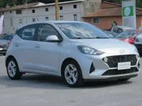 Usata Hyundai i10 67 CV (49 kW) 2023 Shimmering silver Utilitaria