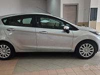 Usata Ford Fiesta 75 CV (55 kW) 2013 Grigio Utilitaria