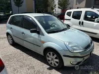 Usata Ford Fiesta 75 CV (55 kW) 2004 Grigio Utilitaria