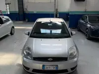Usata Ford Fiesta Ghia 75 CV (55 kW) 2005 Grigio Utilitaria