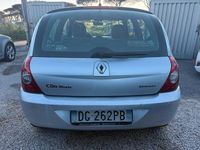 Begagnad Renault Clio II Dynamique 75 HK (55 kW) 2007 Silver Sedan