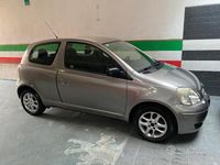Usata Toyota Yaris 65 CV (47 kW) 2004 Grigio Utilitaria