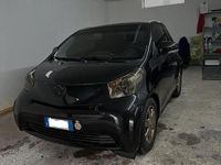 Begagnad Toyota iQ 98 HK (72 kW) 2012 Svart Halvkombi