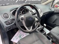 Usata Ford Fiesta Titanium 70 CV (51 kW) 2010 Bianco Utilitaria