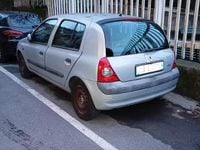 Usado Renault Clio II 58 CV (42 kW) 2002 Gris Berlina