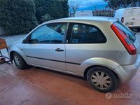Usata Ford Fiesta Ghia 75 CV (55 kW) 2002 Grigio Utilitaria