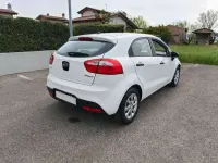 Usata Kia Rio 75 CV (55 kW) 2012 Bianco Berlina