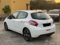 Usata Peugeot 208 Allure 68 CV (50 kW) 2014 Bianco Utilitaria