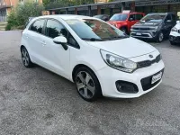 Usata Kia Rio 75 CV (55 kW) 2014 Bianco Berlina
