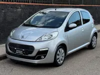 Usata Peugeot 107 68 CV (50 kW) 2012 Argento Utilitaria