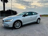 Usata Volvo V40 120 CV (88 kW) 2019 Grigio Berlina