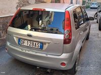 Usata Ford Fiesta 68 CV (50 kW) 2006 Grigio Berlina