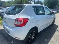 Usata Dacia Sandero Lauréate 75 CV (55 kW) 2013 Bianco Berlina