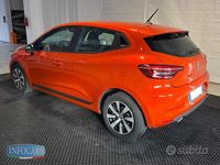 Usata Renault Clio V Equilibre 65 CV (47 kW) 2023 Orange metallizzato Berlina