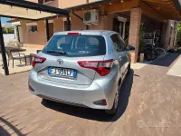 Usata Toyota Yaris Active 69 CV (50 kW) 2017 Grigio Berlina