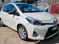 Usata Toyota Yaris Hybrid Lounge 74 CV (54 kW) 2014 Bianco Berlina