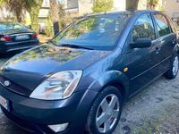 Usata Ford Fiesta Ambiente 75 CV (55 kW) 2004 Marrone Utilitaria