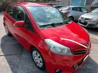 Usata Toyota Yaris Lounge 90 CV (66 kW) 2013 Rosso Utilitaria