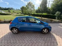 Usata Toyota Yaris Hybrid Active 73 CV (53 kW) 2016 Blu Berlina