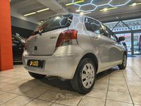 Usata Toyota Yaris Sol 101 CV (74 kW) 2010 Argento Utilitaria