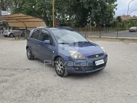 Usado Ford Fiesta Ghia 68 HP (50 kW) 2006 Cinzento Citadino