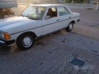Usata Mercedes 200 60 CV (44 kW) 1980 Grigio Berlina