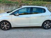 Usata Peugeot 208 Allure 82 CV (60 kW) 2015 Bianco Utilitaria