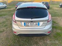 Usata Ford Fiesta 75 CV (55 kW) 2015 Grigio Berlina