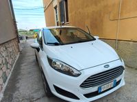 Usata Ford Fiesta 90 CV (66 kW) 2015 Bianco Utilitaria
